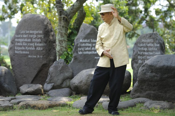 Ir Ciputra melakukan gerakan thai chi di halaman belakang rumahnya di Bukit Golf, Pondok Indah, Jakarta Selatan, Rabu (11/5). 
