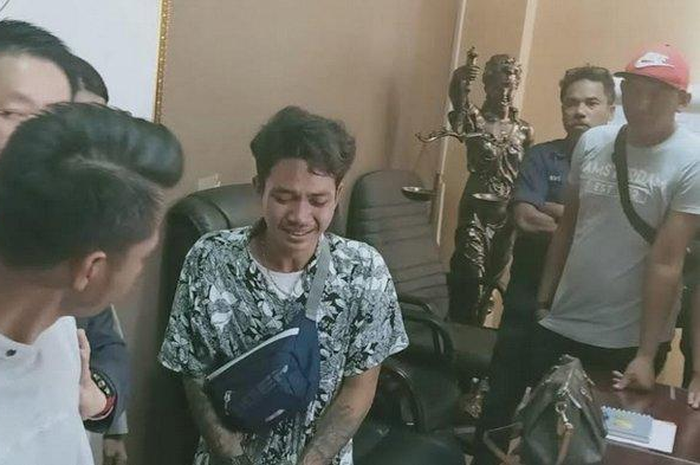 Orang yang Mengancam Membunuh Anak dan Istrinya Menangis di Hadapannya Eza Gionino Emosi: Gue Aktor, Nggak Usah Akting Lo!