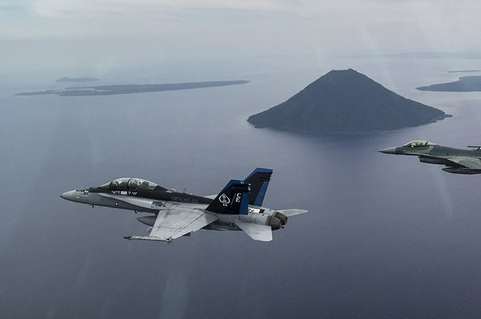 Sementara itu, F-18 merupakan salah satu pesawat dengan teknologi canggih di dunia, dalam pertempuran udara.