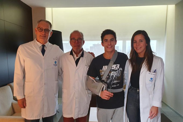 Marc Marquez langsung pulang setelah menjalani operasi bahu kanan di rumah sakit Universitari Dexeus Barcelona, Spanyol (28/11/2019)