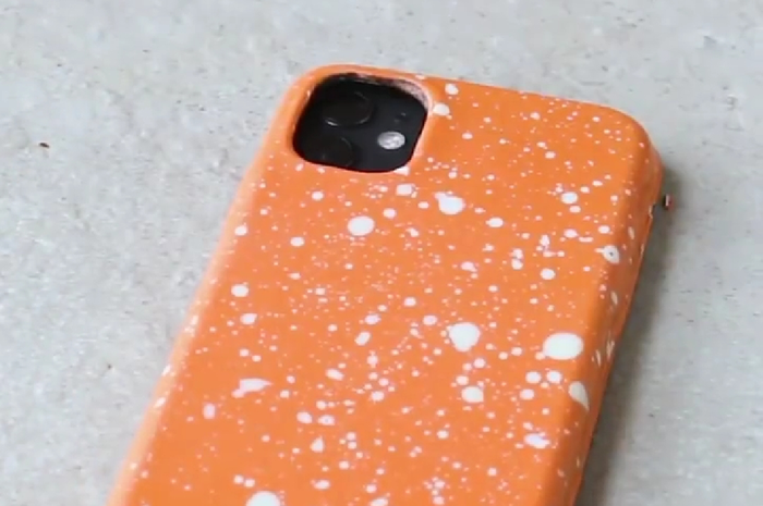 Casing iPhone 11 yang terbuat dari cokelat