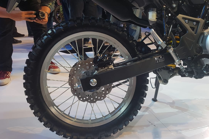 Yamaha WR155R menggunakan rem cakram bergelombang.