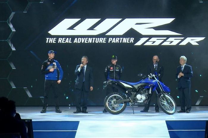 Maverick Vinales (tengah) di acara launching produk baru Yamaha di JIExpo Kemayoran Jakarta, (2/12/2019)
