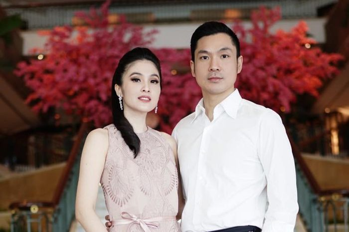 Sandra Dewi dan suami
