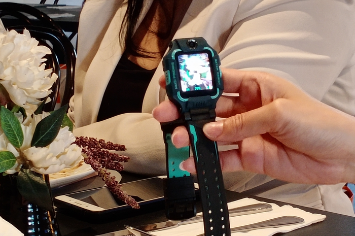 imoo Watch Phone Z6 yang sedang menggunakan fitur alat pengenalan