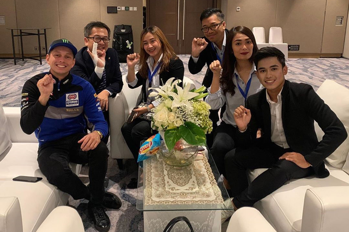 Galang Hendra Pratama (paling kanan) bersama Michael van der Marck (paling kiri) tetap berkiprah di WSBK musim depan. Hanya saja, Galang Hendra masih bikin penasaran soal kelas apa yang diikutinya di tahun depan