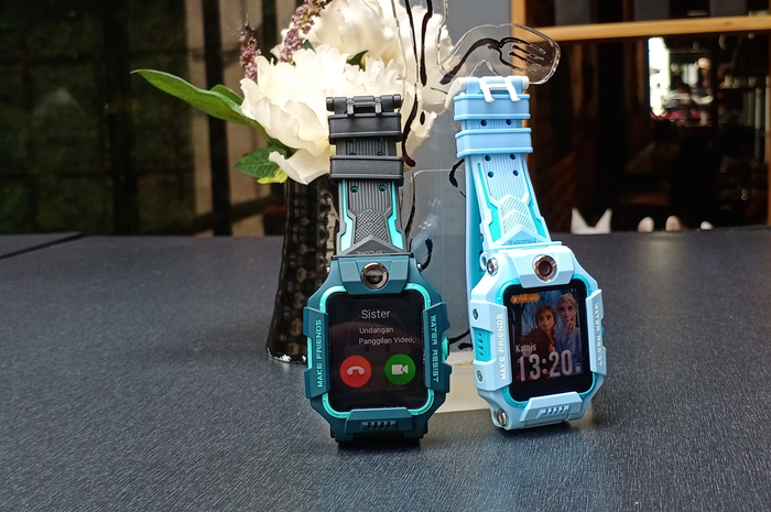 imoo Watch Phone Z6 warna Emerald Green (kiri) dan Frozen Limited Edition (kanan).