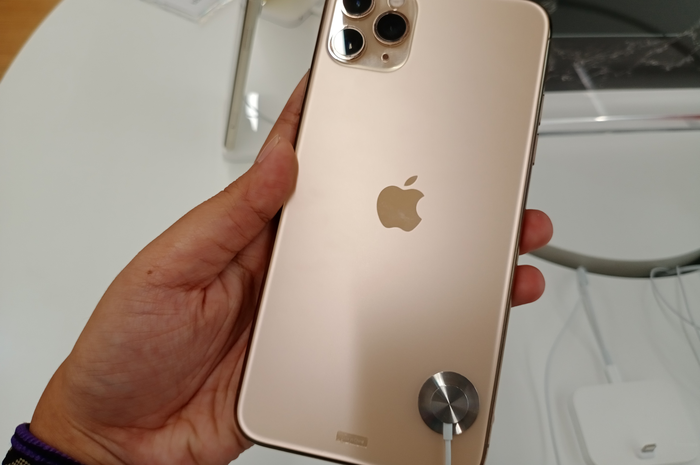 iPhone 11 Pro Max warna gold.