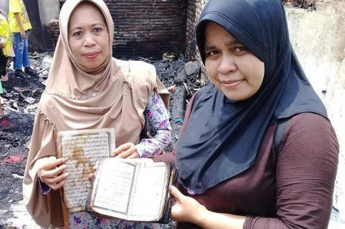 Pada sebuah rumah saat itu menjadi tontonan warga, menyaksikan beberapa lembar Alquran yang masih utuh dan tampak tidak terbakar sedikitpun.