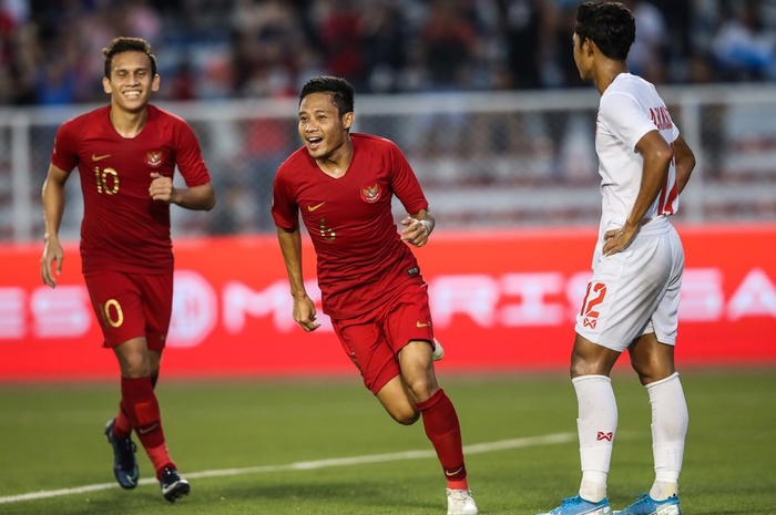 Pemain Timnas U-23 Indonesia, Evan Dimas melakukan selebrasi seusai mencetak gol ke gawang Myanmar dalam pertandingan Semifinal SEA Games 2019 di Stadion Rizal Memorial, Manila, Filipina, Sabtu (7/12/2019). Timnas Indonesia menang 4-2 dari Myanmar.