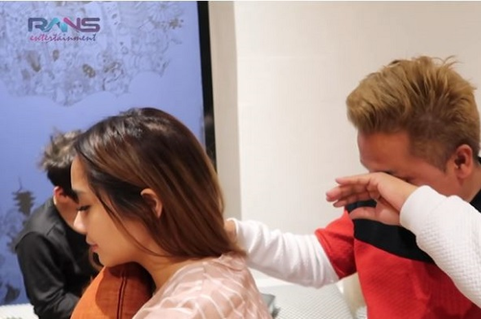 Merry menangis dapat hadiah iPhone 11 Pro dari Raffi Ahmad dan Nagita Slavina