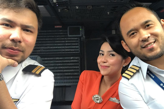 Henny Dwisetya saat masih menjadi pramugari