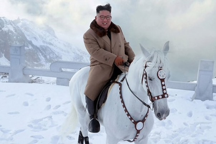 Donald Trump hanya menampik ancaman serius Kim Jong-un sembari mengatakan Presiden Korea Utara tersebut akan mengirimkan 'vas cantik'