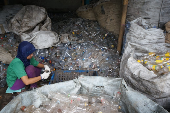 Proses menyortir botol-botol plastik untuk didaur ulang menjadi botol kembali.