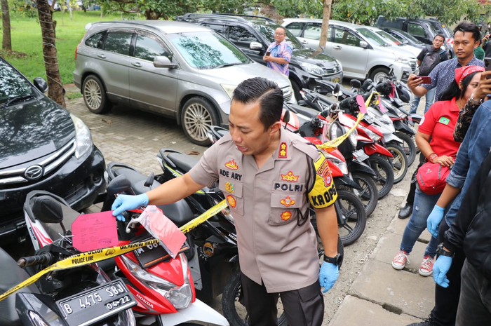 Kapolresta Tangerang AKBP Ade Ary Syam Indradi  sedang mengecek motor hasil curian