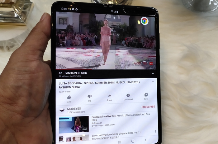 Menonton YouTube di Galaxy Fold dalm posisi layar terbuka penuh