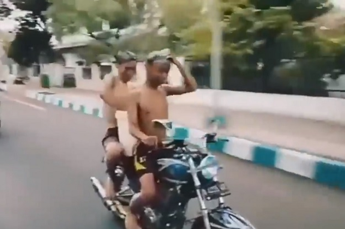 Video dua pelajar mengendarai sepeda motor sambil keramas.