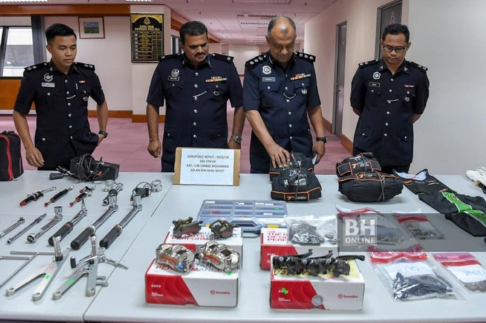Barang bukti yang berhasil disita kepolisian Malaysia berupa spare part motor dan apparel balap.