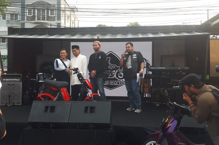 Bikers Dakwah bersama perwakilan IIMS, memberikan sepeda listrik kepada Yayasan Yatim