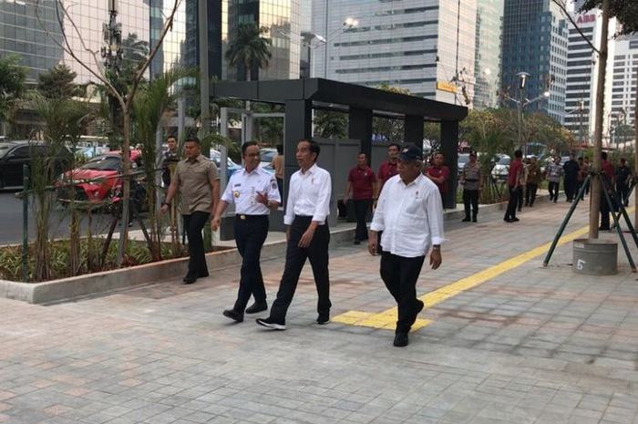Presiden RI Jokowi, Menteri PUPR Hadimulyo, dan Gubernur DKI Anies Baswedan berjalan di trotoar jalan Sudirman.