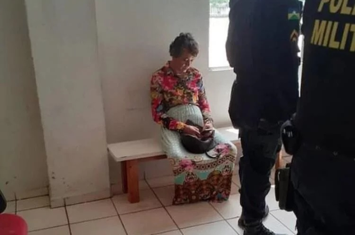 Heitor memutuskan untuk menyamar ibunya yang sudah tua yang dapat dipercaya dan mengikuti ujian di tempatnya.