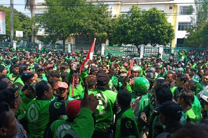Ratusan driver Gojek dan Grab se-Solo Raya demo di depan kantor ojek online Maxim di Jalan Sangaji No 21 D Kelurahan Gajahan, Kecamatan Pasar Kliwon, Solo, Senin (16/12/2019). 