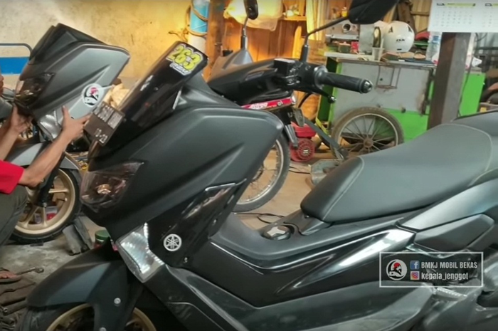Proses pemasangan bodi Yamaha NMAX di Honda Grand sebagai pembanding disampinya Yamaha NMAX asli