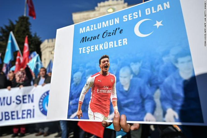 Ozil menyebut Uighur sebagai 'pejuang yang menentang penganiayaan' di wilayah itu. Komentar itu pun mendapat kecaman dari China