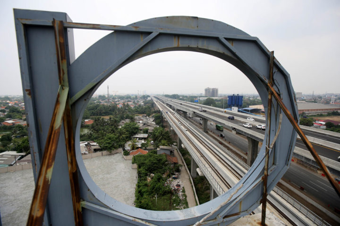 Jalan Tol Layang Jakarta-Cikampek II di kawasan Bekasi Barat yang difoto dengan lensa 35 mm.