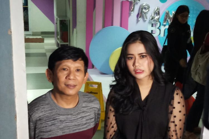 Pelawak Ginanjar Soekmana akan nikahi wanita yang beda 32 tahun darinya.