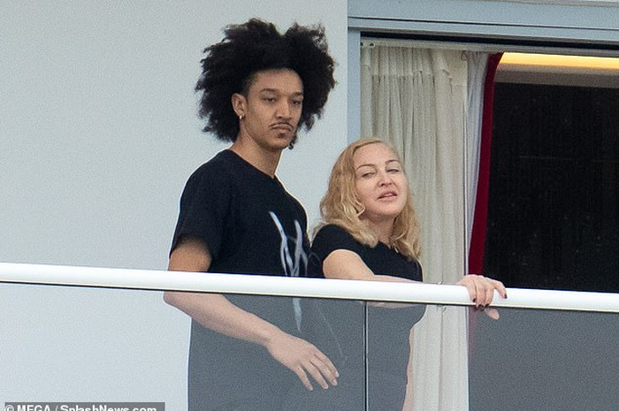 Kedekatan Madonna dengan seorang Ahlamalik Williams, pria yang 36 tahun lebih tua darinya, memunculkan pertanyaan mengapa pria suka wanita lebih tua?