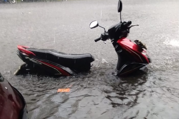Akibat hujan deras, motor matic terendam banjir di Senayan, beberapa hari lalu. BMKG menginformasikan ramalan cuaca saat libur natal dan tahun baru