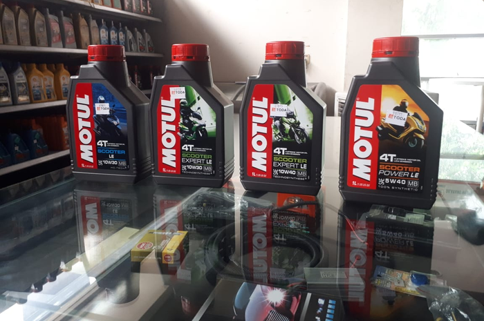 Oli Motuloli Motul yang menggunakan teknologi Ester, Oli Motul Scooter Le 10W30 (kiri), Oli Motul Scooter Expert LE 10W30 (tengah), Oli Motul Scooter Expert LE 10W40 (tengah) Oli Motul Scooter Power LE 5W40 (kanan)