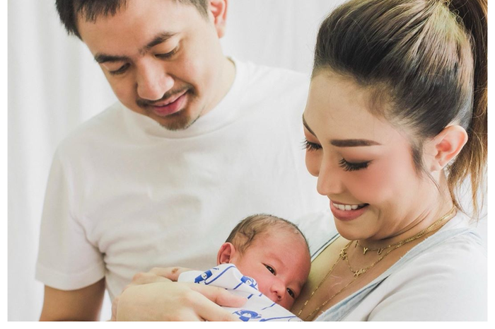 Ayu Dewi dan Regi Datau
