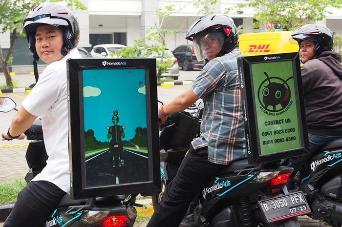 Ilustrasi iklan LCD di belakang motor