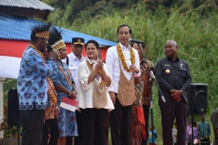 Presiden Joko Widodo didampingi Ibu Negara Iriana Jokowi melihat langsung keindahan daerah yang di kalangan masyarakat Papua Barat populer dengan sebutan &lsquo;&rsquo;Negeri di atas Awan&rdquo;, Minggu (27/10/2019). 