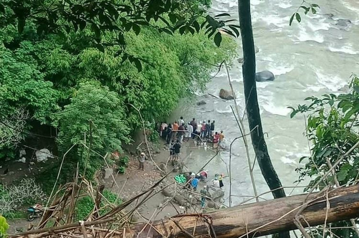 Proses evakuasi korban kecelakaan bus Sriwijaya rute Bengkulu-Palembang yang masuk ke jurang Liku Lematang, Desa Prahu Dipo, Kecamatan Dempo Selatan, kota Pagaralam, Sumatera Selatan, Selasa (24/12/2019).