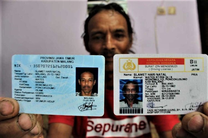 Slamet Hari Natal saat menunjukkan KTP dan SIM miliknya di rumahnya di Jalan Sangadi, RT 24 RW 8, Desa Wonomulyo, Kecamatan Poncokusumo, Kabupaten Malang, Jawa Timur, Senin (16/12/2019)