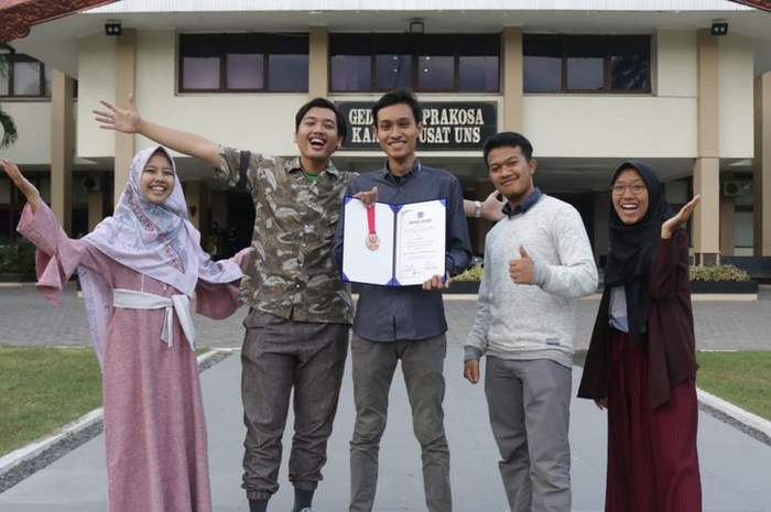 Lima mahasiswa UNS yang berhasil membawa pulang medali perunggu dari ajang AI-JAM Japan 2019.