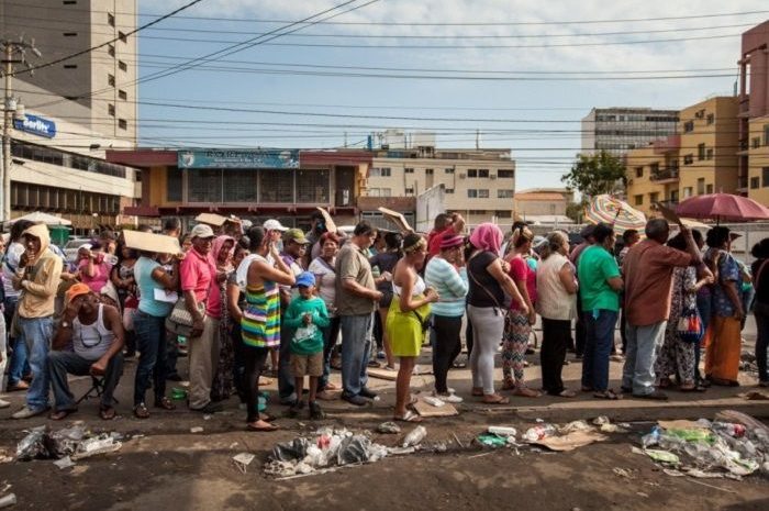 Antrian masyarakat Venezuela untuk mendapatkan sembako murah dampak krismon di negara mereka, pemandangan yang akrab dengan keadaan Indonesia tahun 1998