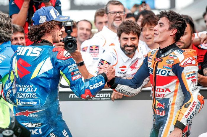 Marc Marquez (kanan) bersama Alex Rins gak hanya koleksi banyak gelar juara dunia, Marc Marquez juga mampu ucapkan Natal dan Tahun Baru dalam 8 bahasa seluruh dunia. Sayang gak ada bahasa Indonesia sih