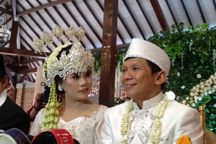 Ginanjar Empat Sekawan dan Tiara Amalia usai akad nikah di Griya Ageng Selasar, Depok, Jawa Barat, Minggu (29/12/2019).