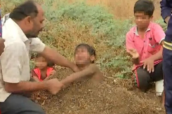 Orangtua di India terekam mengubur anaknya yang diklaim penyandang disabilitas dalam sebuah "ritual penyembuhan".