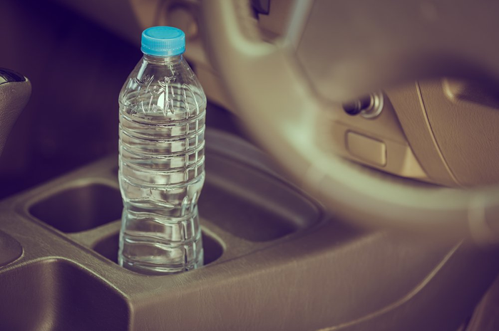 Air minum dalam mobil