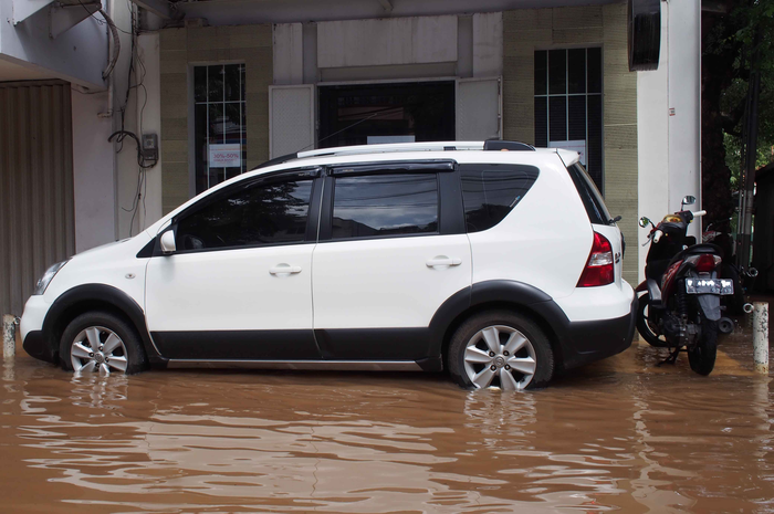 Ilustrasi mobil terjebak banjir saat parkir