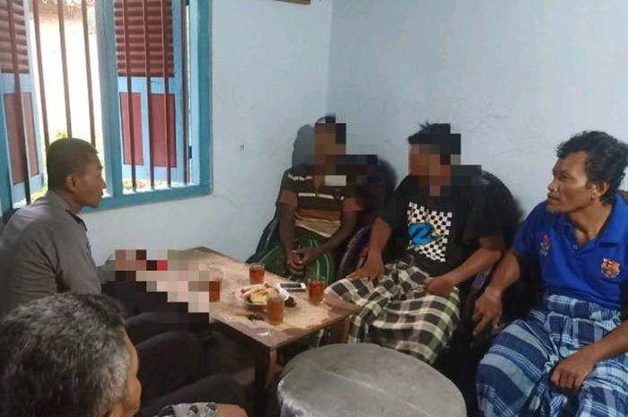 Seorang remaja Kebumen menjadi viral setelah videonya mandi saat mengendarai motor beredar luas di media sosial, polisi sampai geleng-geleng kepala