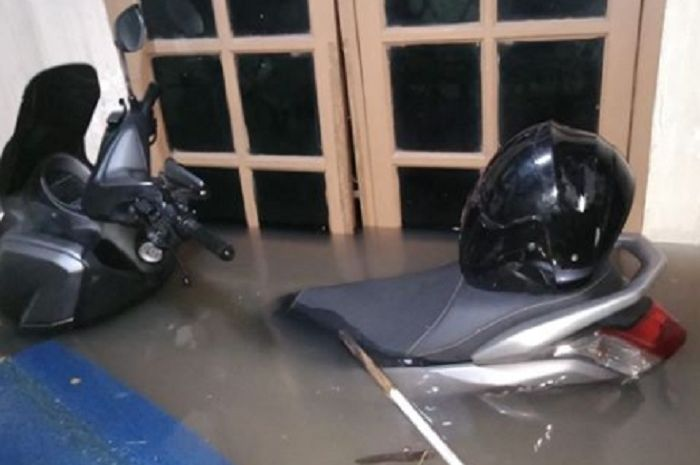 Ilustrasi motor matic kebanjiran sampai jok motor.