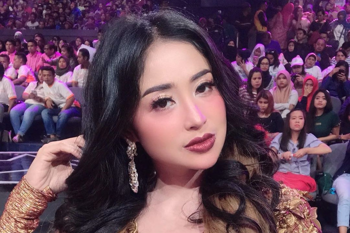 Tajir Melintir, Dewi Persik Jadi Sorotan Saat Tampil Seksi Pakai Sepatu Boots Seharga Rp24,8 Juta di Bali