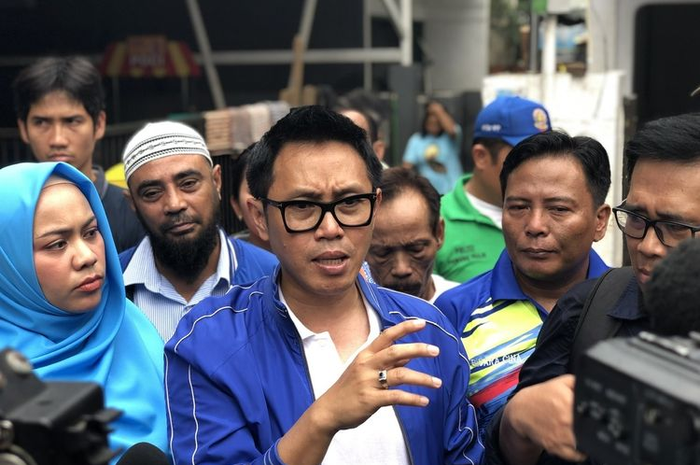 Komedian sekaligus politikus Eko Patrio menyambangi para korban banjir yang berada di kawasan Bidara Cina, Jatinegara, Jakarta Timur, Jumat (3/1/2020)