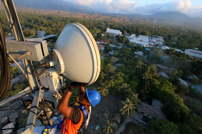 Teknisi XL Axiata sedang menyiapkan antisipasi lonjakan trafik telekomunikasi